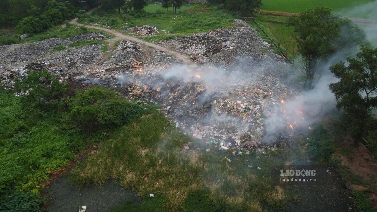 Kiểm tra bãi rác ô nhiễm ở xã Thành Lợi sau phản ánh của Báo Lao Động. Ảnh: Hà Vi