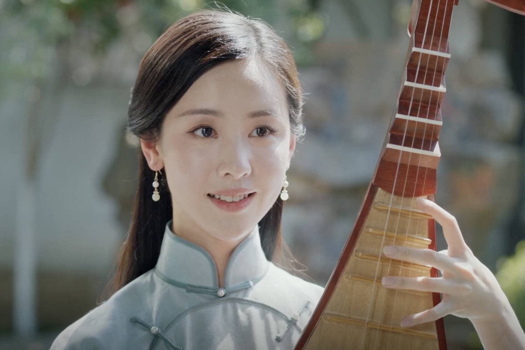 The scene of Trần Đô Linh playing the đàn tì bà was criticized. Photo: Producer