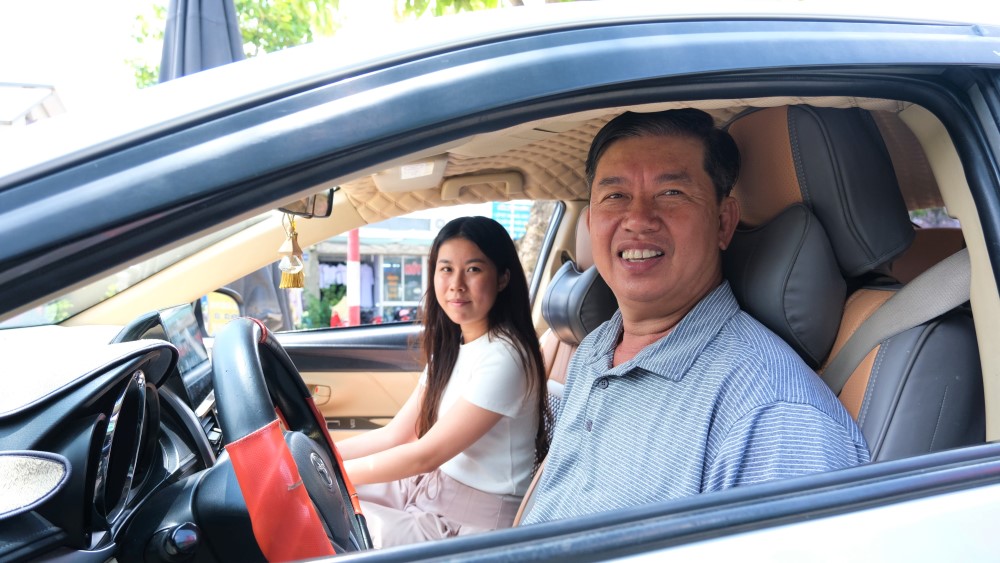 NLĐ từng đi làm việc ở nước ngoài phấn khởi cùng gia đình. Ảnh: Phong Linh.