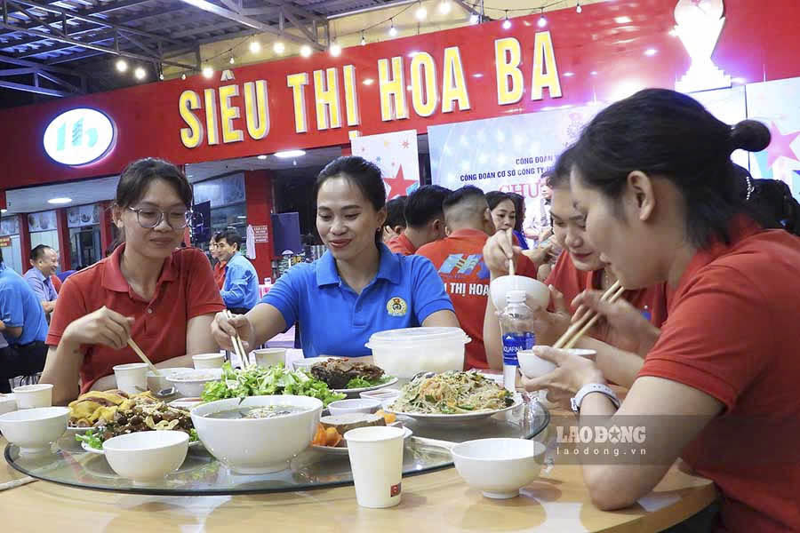 Mỗi suất ăn trị giá 85.000 đồng, giá trị tăng thêm 35.000 đồng/suất so với bữa ăn ca hằng ngày.