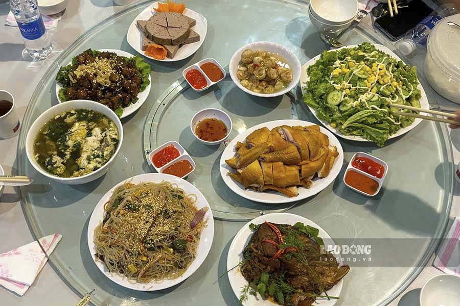 Các món ăn đa dạng, chất lượng hơn thường ngày, đảm bảo an toàn thực phẩm. Đặc biệt, các món ăn đều được chính tay người lao động trong công ty nấu.