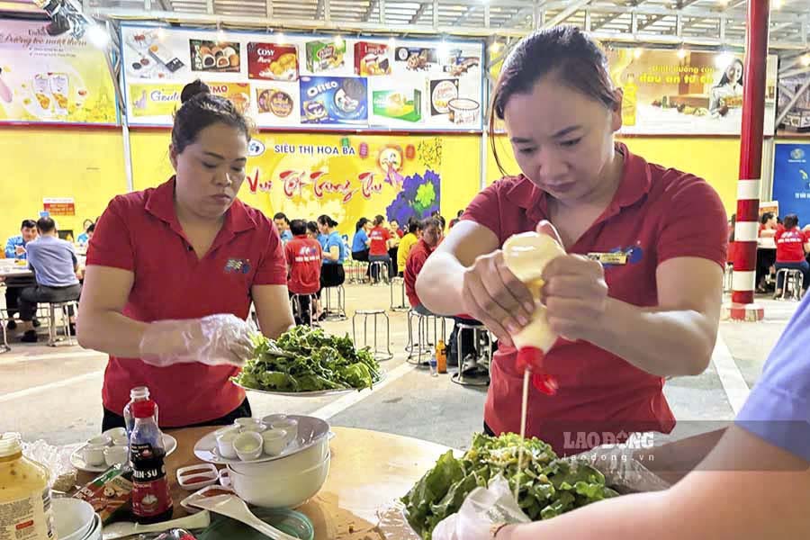 Đặc biệt, các món ăn đều được chính tay người lao động trong công ty tự chế biến.