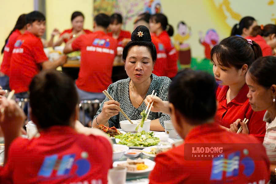 Chị Nguyễn Thị Hoa – nhân viên Công ty TNHH Giáo dục và Thương mại Dịch vụ Hoa Ba – cho biết: “Bữa ăn hôm nay không chỉ ngon mà còn mang ý nghĩa rất lớn. Thể hiện sự quan tâm của Công đoàn đối với anh chị em chúng tôi, giúp mọi người cảm thấy vui vẻ và gắn bó hơn”.