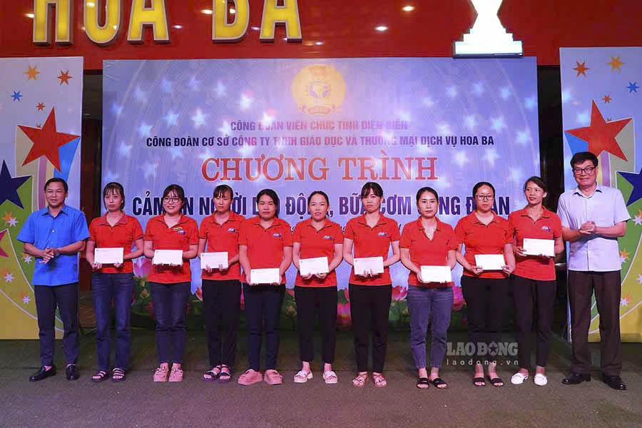 Dịp này chương trình đã trao quà cho 20 công nhân lao động có hoàn cảnh khó khăn làm việc tại Công ty TNHH Giáo dục và Thương mại Dịch vụ Hoa Ba.