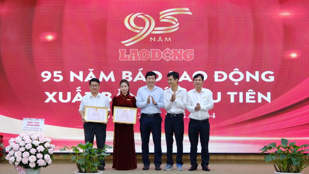 Chairman of the Provincial People's Committee (center) presents a certificate of merit to the collective of reporters of Labor Newspaper at the Provincial Office of the Mekong Delta. Photo: PV Team