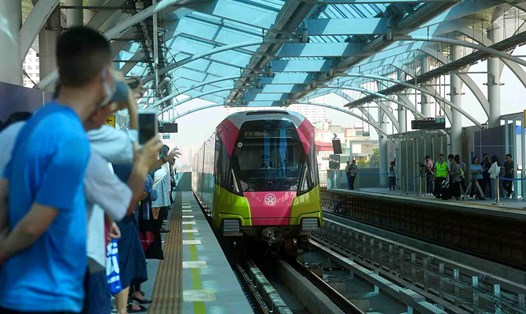 Tuyến đường sắt đô thị Nhổn - ga Hà Nội đã vận hành thương mại đoạn trên cao sau gần 14 năm thi công xây dựng. Ảnh: Hữu Chánh