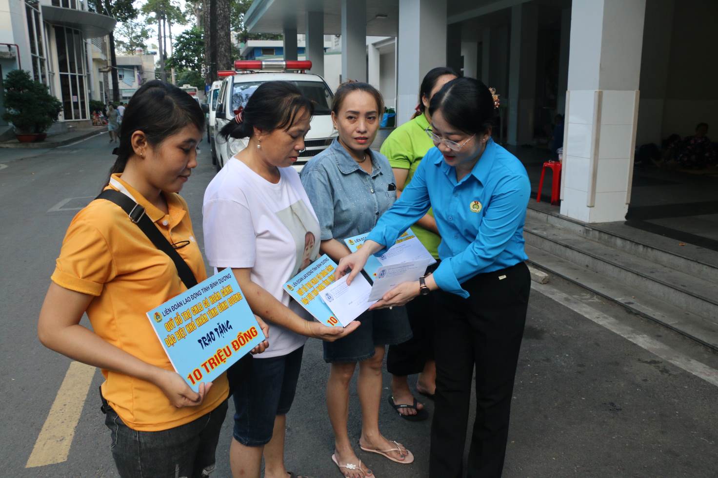 Bà Nguyễn Kim Loan - Chủ tịch LĐLĐ tỉnh Bình Dương - hỗ trợ kịp thời cho gia đình 9 lao động bị bỏng trong vụ cháy. Ảnh: Dương Bình