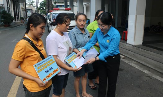 Bà Nguyễn Kim Loan - Chủ tịch LĐLĐ tỉnh Bình Dương - hỗ trợ kịp thời cho gia đình 9 lao động bị bỏng trong vụ cháy. Ảnh: Dương Bình