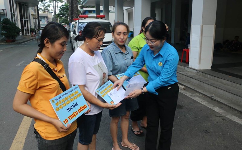 Bà Nguyễn Kim Loan - Chủ tịch LĐLĐ tỉnh Bình Dương - hỗ trợ kịp thời cho gia đình 9 lao động bị bỏng trong vụ cháy. Ảnh: Dương Bình