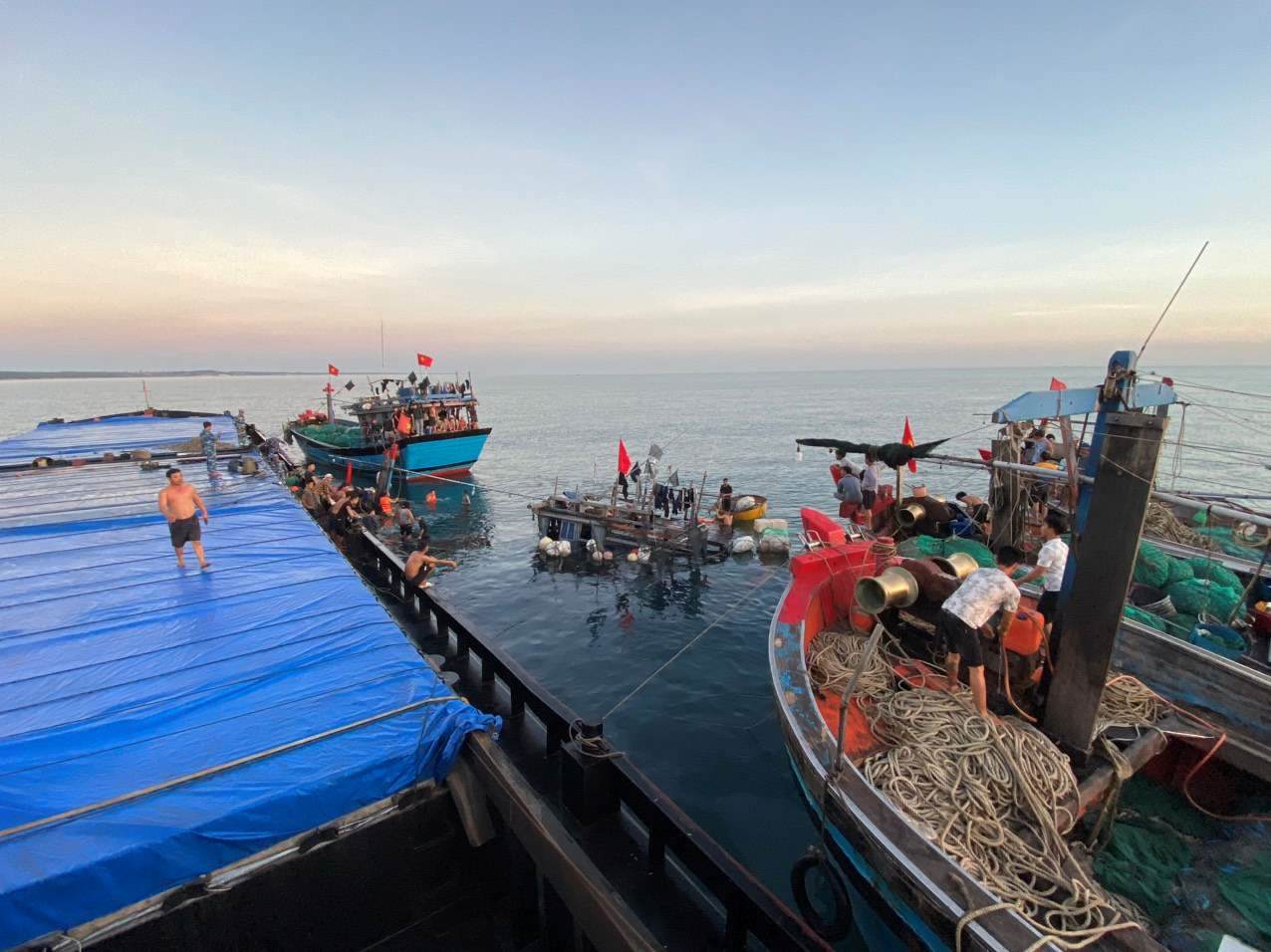 Functional forces are cooperating to lift the cargo ship. Photo: Ngọc Bình.