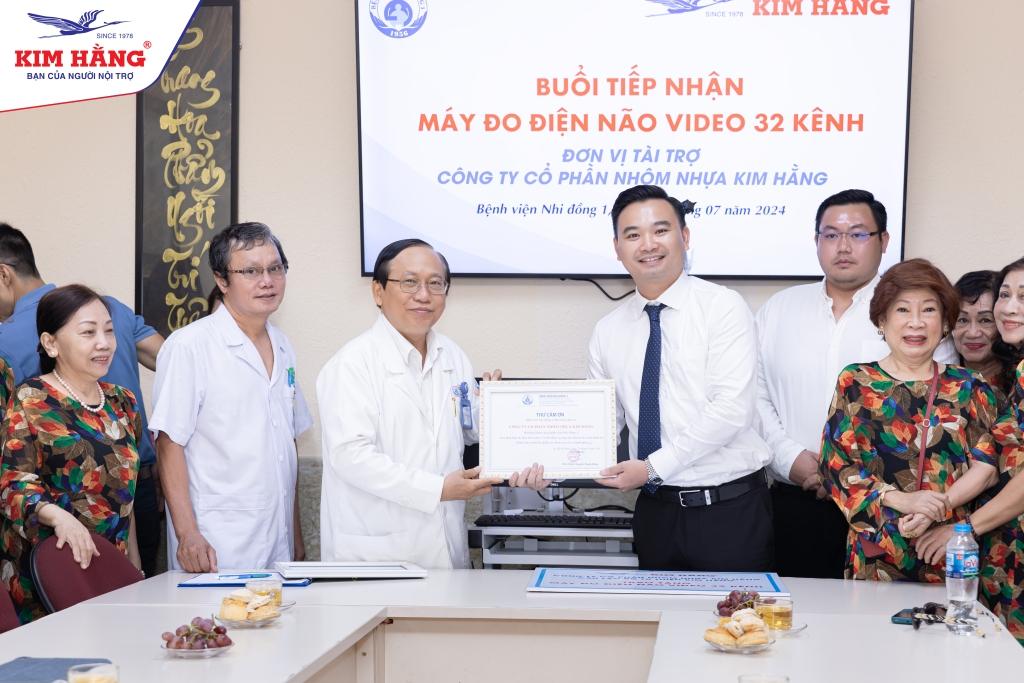 Aluminum and Plastic Joint Stock Company Kim Hang and Kim Hang Charity Club have collaborated to present a 32-channel video EEG machine worth 945 million VND to Children's Hospital 1. Photo: Aluminum and Plastic Joint Stock Company Kim Hang