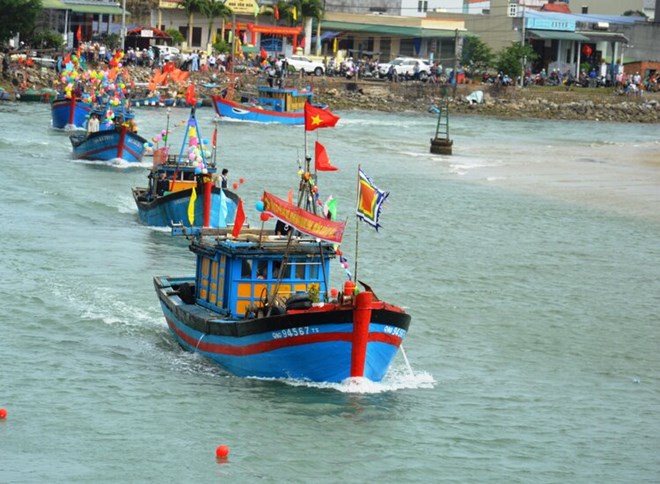 Fishing boats of fishermen in Quảng Ngãi sailing out to sea to catch seafood. Photo: Viên Nguyễn 