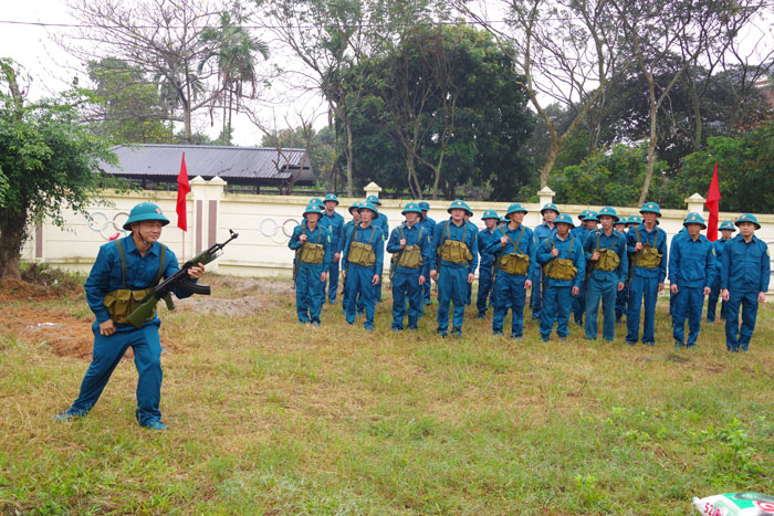Lực lượng dân quân tự vệ huyện Lập Thạch - Vĩnh Phúc huấn luyện điều lệnh, kỹ chiến thuật. Ảnh: Trường Khanh