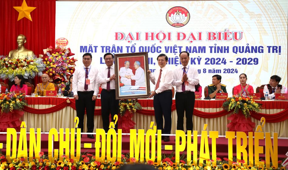 Mr. Nguyen Huu Dung - Vice Chairman of the Central Committee of the Vietnam Fatherland Front (second from right) presents gifts to the meeting. Photo: Hung Tho.