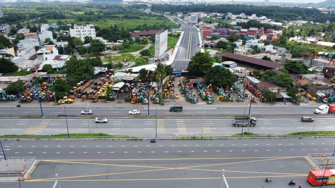 Đường Trục chính Đông Tây làm xong nhưng chưa thể kết nối với Xa lộ Hà Nội. Ảnh: Đình Trọng