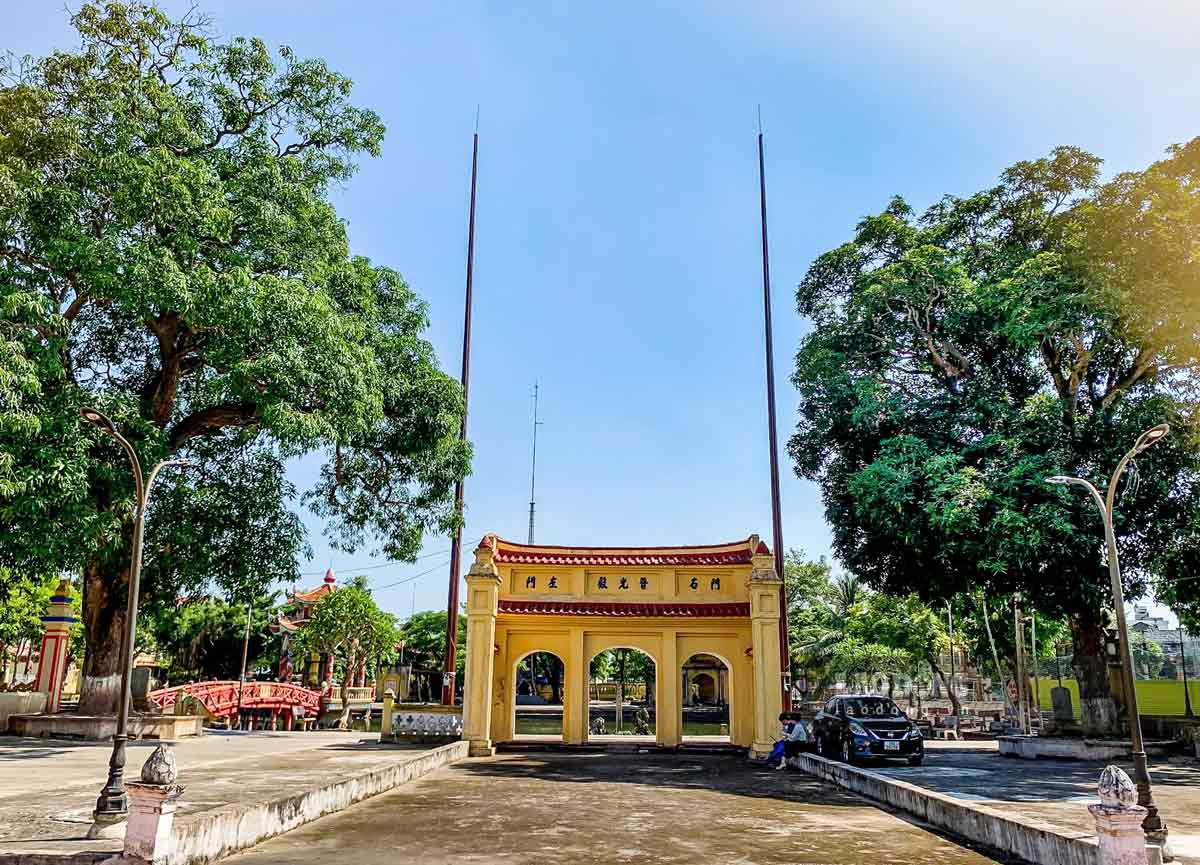 Luong Pagoda (Hai Anh commune, Hai Hau district, Nam Dinh province), self-named Phuc Lam Pagoda, also known as Hundred Gian Pagoda, was recognized as a cultural and historical relic in 1990. The pagoda was built around the end of the century. XV (1485 - 1500). Since ancient times, Luong Pagoda has been famous for its rare and wonderful landscape and lush system of ancient trees. Among them, there are 2 ancient trees recognized as heritage trees since 2019.