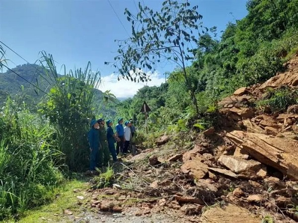 Trước hành động dũng cảm của hai chiến sĩ Công an xã, lãnh đạo Bộ Công an đã gửi thư khen (trong ảnh là vị trí sạt lở). Ảnh: Công an Lào Cai