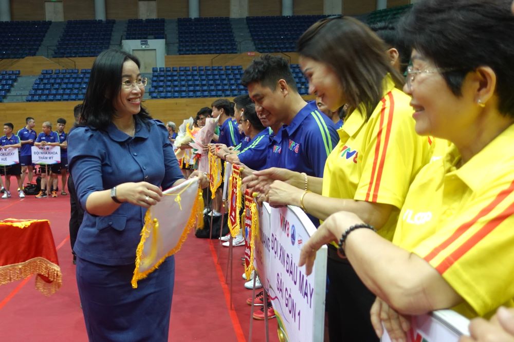 Mrs. Nguyen Thi Anh Thi - Vice Chairman of Da Nang People's Committee presents commemorative flags to participating teams. Photo: Tran Thi