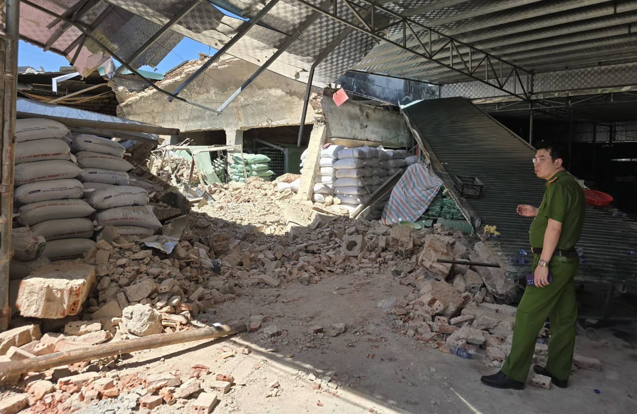 Phần mái và tường của nhà kho bị đổ sập khiến 3 người thương vong. Ảnh: Nguyễn Trường