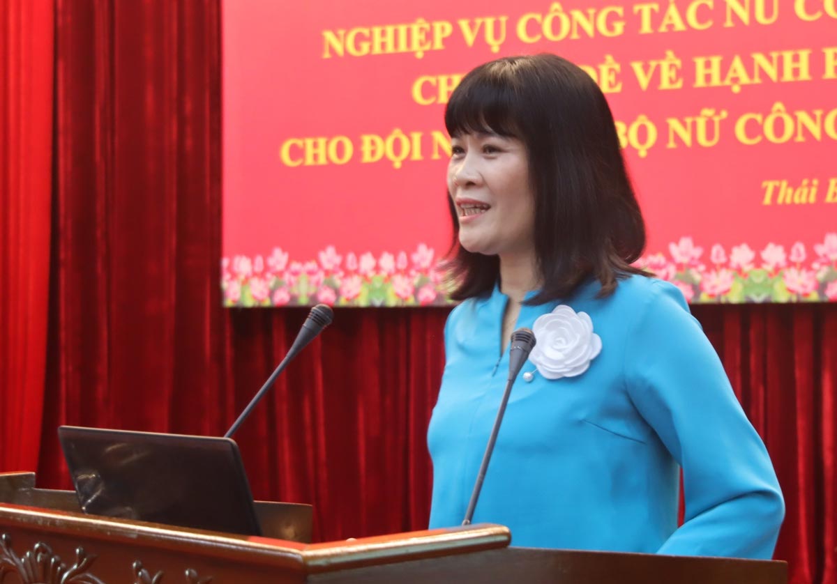 Bà Đỗ Hồng Vân - Trưởng Ban Nữ công Tổng Liên đoàn Lao động Việt Nam -hướng dẫn nghiệp vụ công tác nữ công cho 600 cán bộ công đoàn. Ảnh: Bá Mạnh