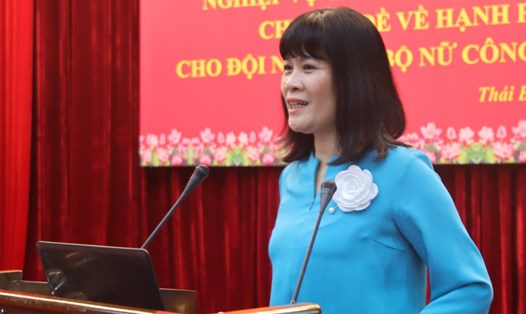 Bà Đỗ Hồng Vân - Trưởng Ban Nữ công Tổng Liên đoàn Lao động Việt Nam -hướng dẫn nghiệp vụ công tác nữ công cho 600 cán bộ công đoàn. Ảnh: Bá Mạnh