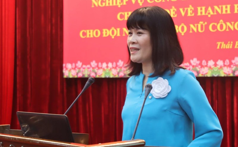 Bà Đỗ Hồng Vân - Trưởng Ban Nữ công Tổng Liên đoàn Lao động Việt Nam -hướng dẫn nghiệp vụ công tác nữ công cho 600 cán bộ công đoàn. Ảnh: Bá Mạnh