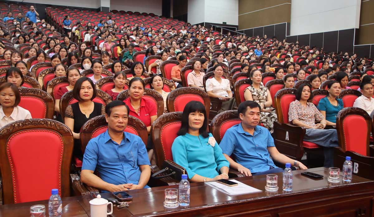 The Vietnam General Confederation of Labor in Thái Bình Province organizes a training conference on women's work. Photo: Bá Mạnh