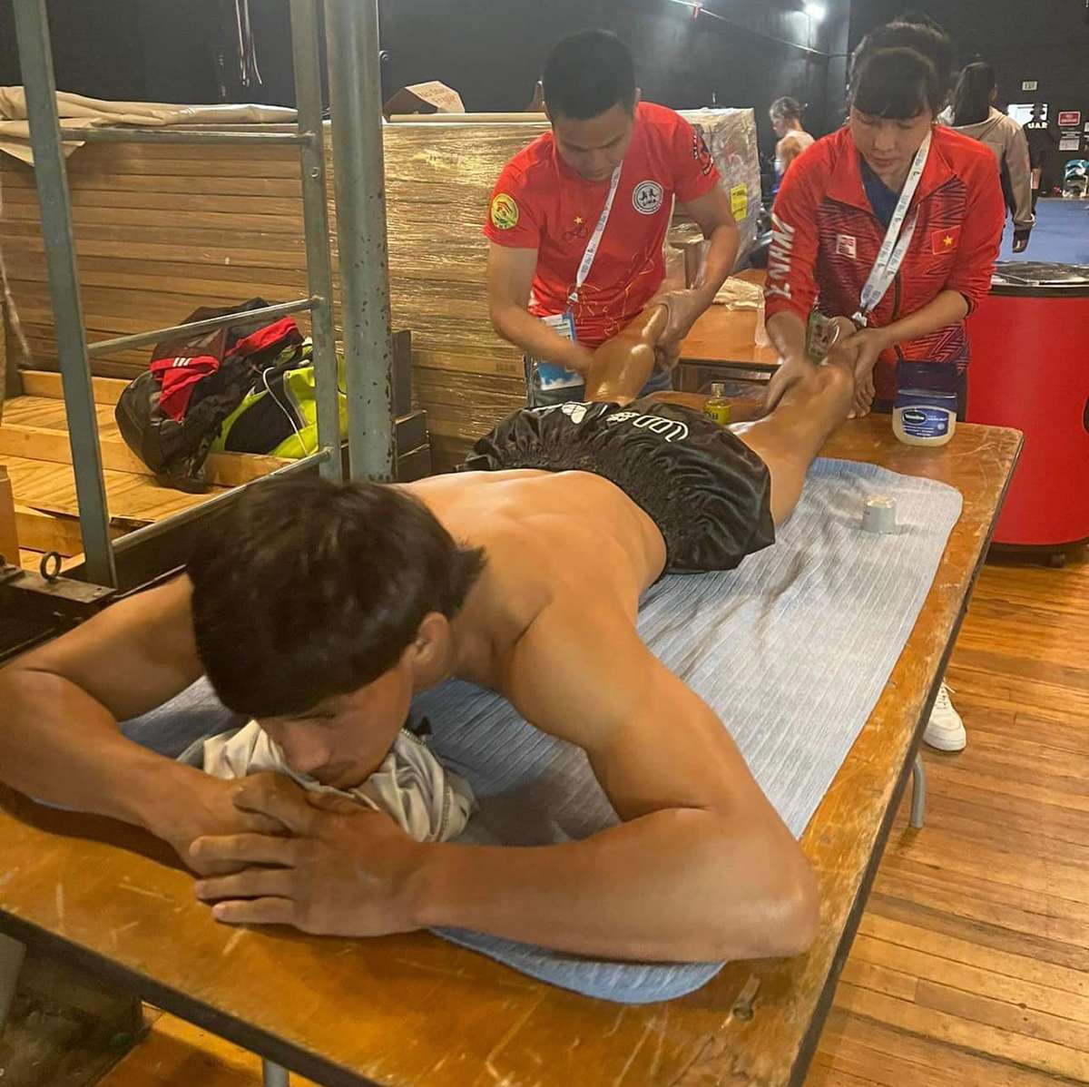 Kim Oanh massaging her husband's muscles. Photo: Facebook character.