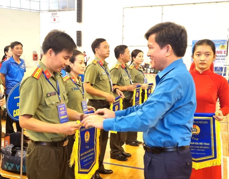 Phó Chủ tịch Tổng LĐLĐ Việt Nam Nguyễn Xuân Hùng tặng cờ lưu niệm cho đại diện các đoàn tham gia Hội thao Công đoàn Công an Nhân dân. Ảnh: Nam Dương