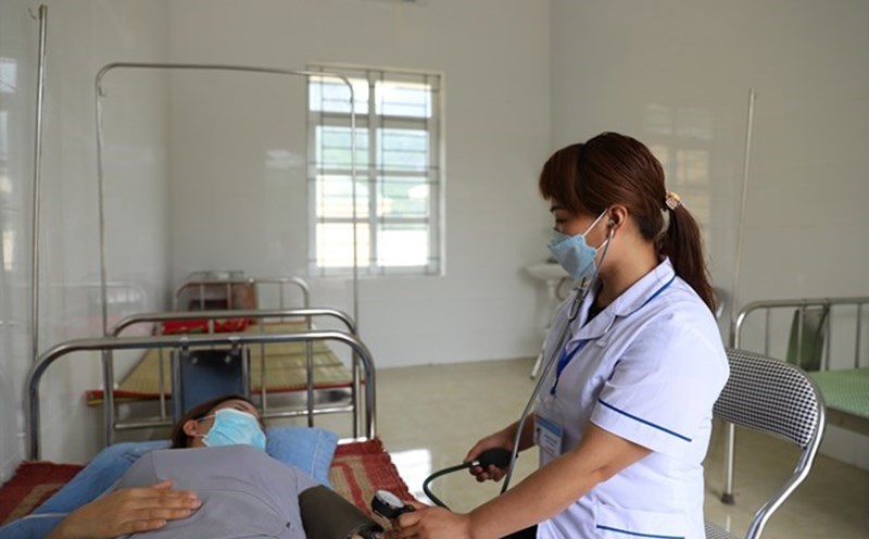 Viên chức dân số tại xã huyện Kim Bôi - Hòa Bình thực hiện các nhiệm vụ như một viên chức y tế, việc tăng phụ cấp ngang bằng với viên chức y tế là công bằng, phù hợp. Ảnh: Thùy Linh