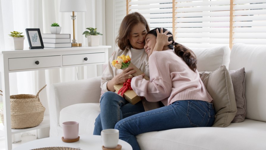 Đừng ngần ngại bày tỏ tình cảm với mẹ trong mùa lễ Vu Lan. Ảnh: Pixabay