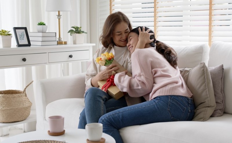 Đừng ngần ngại bày tỏ tình cảm với mẹ trong mùa lễ Vu Lan. Ảnh: Pixabay
