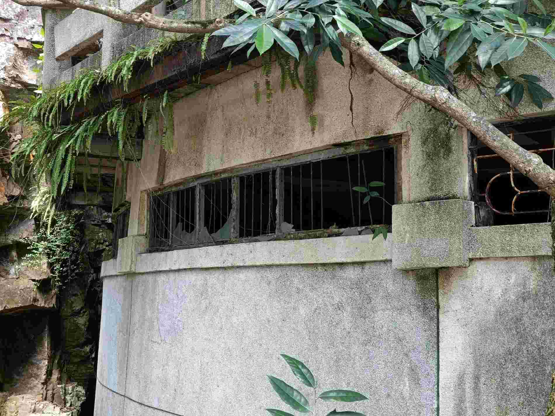 The Đồ Sơn District Tourism and Relic Management Center is completing procedures to request the renovation of the fuel depot relic. Photo: Mai Dung