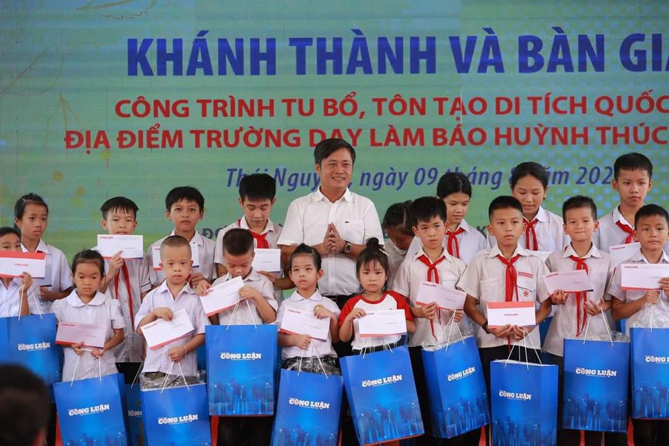 20 học sinh có hoàn cảnh khó khăn được trao tặng suất quà.