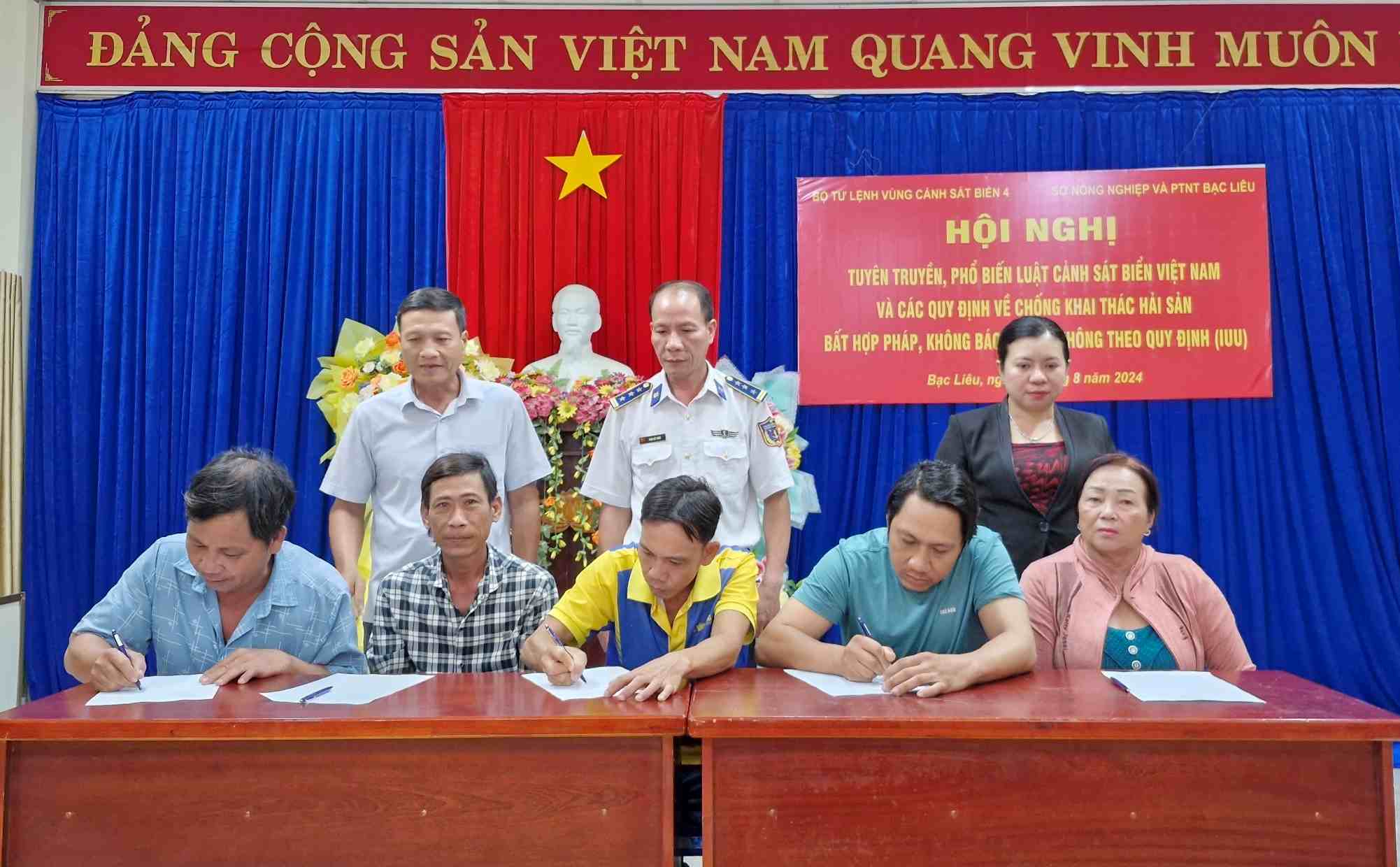 BTL Vùng Cảnh sát biển 4 tuyên truyền cho ngư dân không vi phạm IUU. Ảnh: Đình Ngà