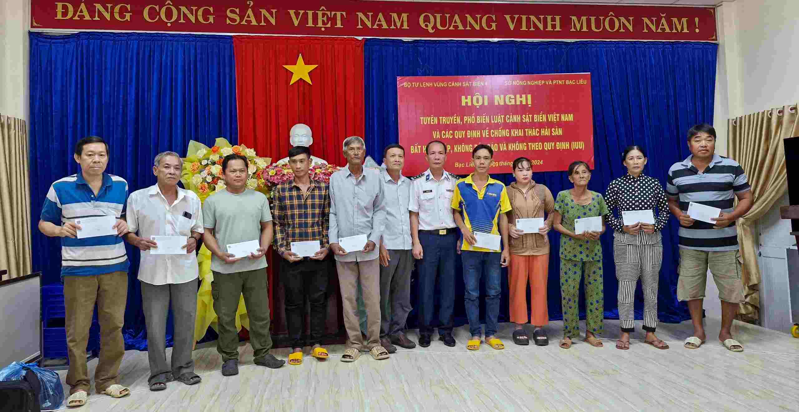 The Command of Region 4 of the Coast Guard combines dissemination and gift-giving to fishermen. Photo: Đình Ngà