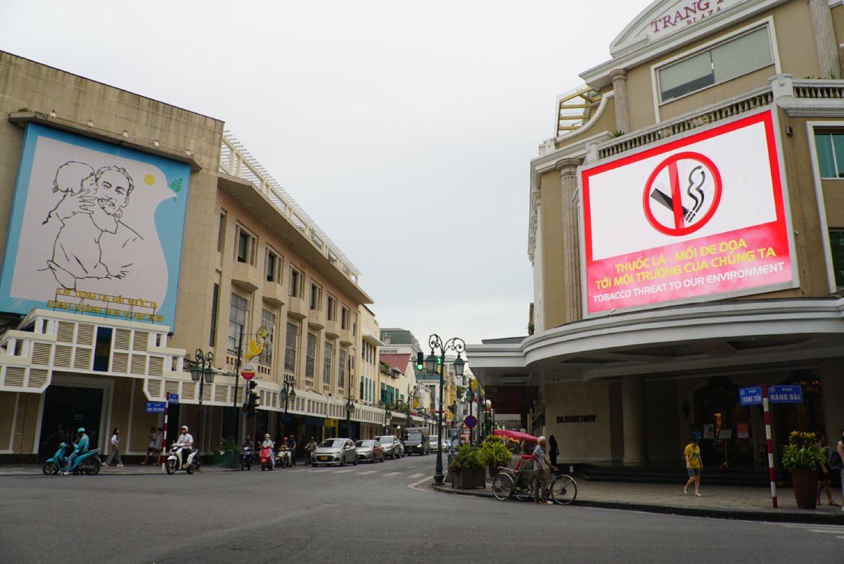 Hanoi plans to pilot the arrangement and embellishment of the system of traffic signs, street name signs, and QR codes. Photo: Cong Hoa