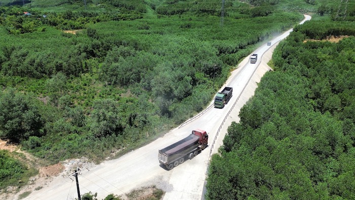 Xe tải hạng nặng cày nát đường khiến người dân khổ sở. Ảnh: Công Sáng