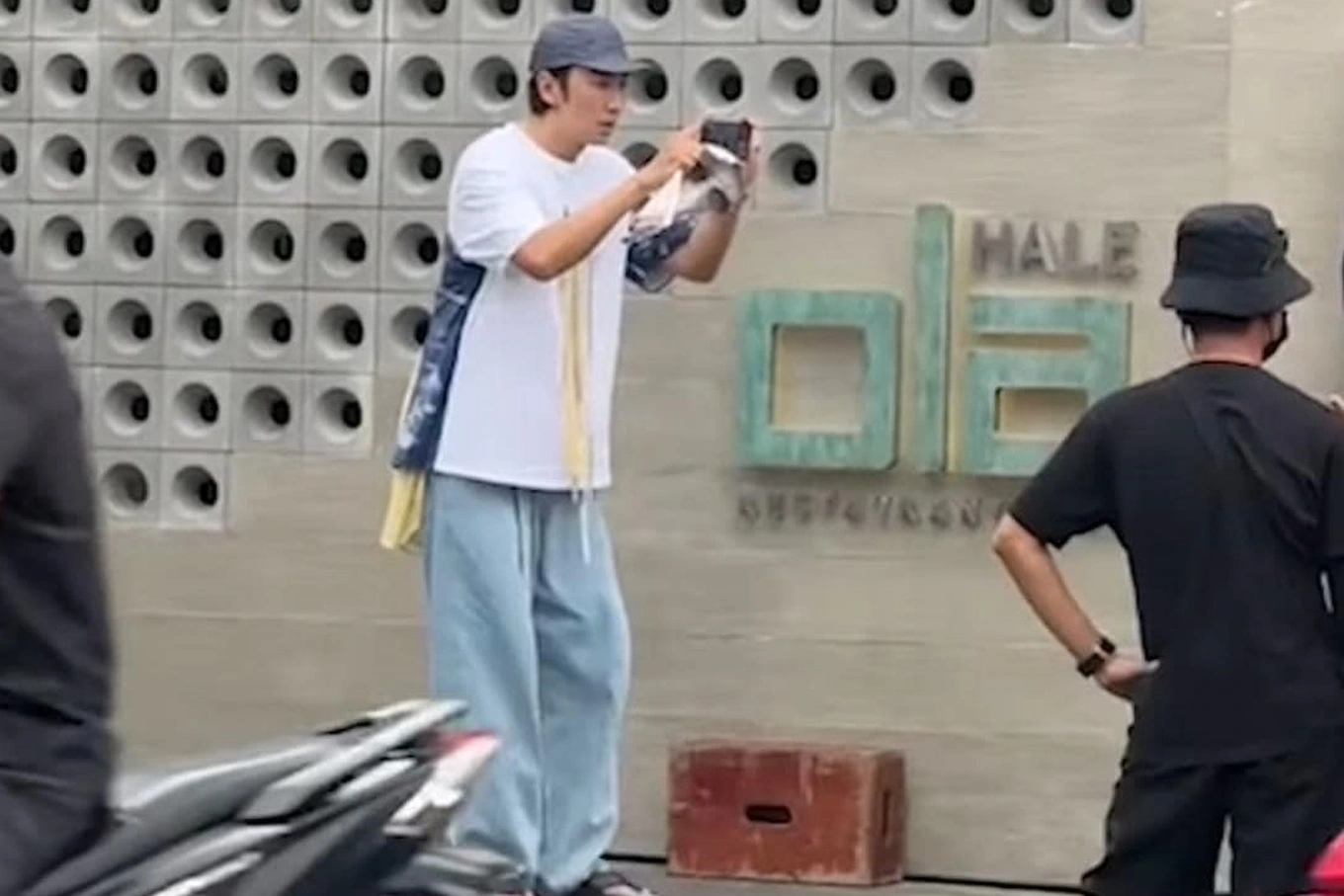 Lee Kwang Soo drew attention when he appeared on the streets of HCMC. Photo: Cut from video.