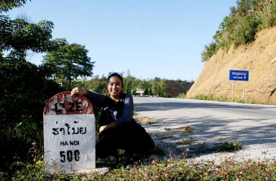 Phóng viên Giang Thùy Linh tác nghiệp tại cửa khẩu Tây Trang khi mới vào nghề tại Báo Lao Động. Ảnh: Bộ đội biên phòng