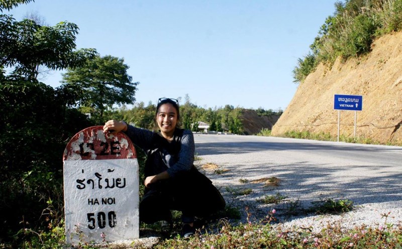 Phóng viên Giang Thùy Linh tác nghiệp tại cửa khẩu Tây Trang khi mới vào nghề tại Báo Lao Động. Ảnh: Bộ đội biên phòng