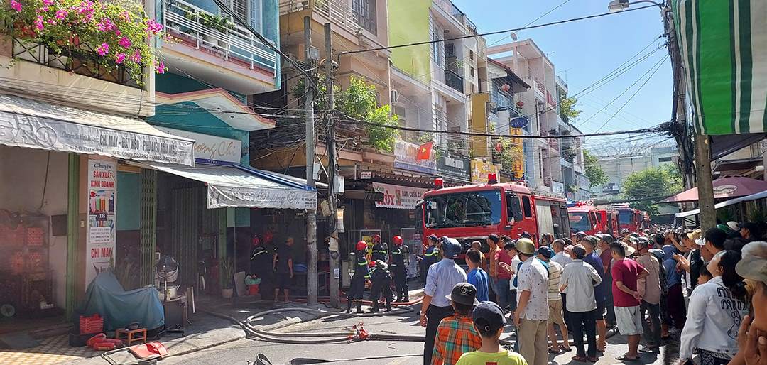 Cháy lớn ở Đà Nẵng, gần 100 cán bộ, chiến sĩ và 6 xe chữa cháy đến hiện trường. Ảnh: An Thượng
