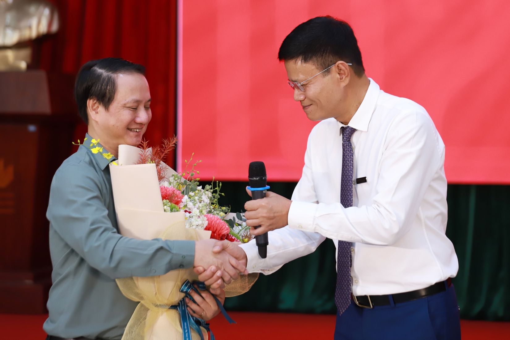 Musician Ho Trong Tuan and Editor-in-Chief of Lao Dong Newspaper - Nguyen Ngoc Hien. Photo: Vu Linh