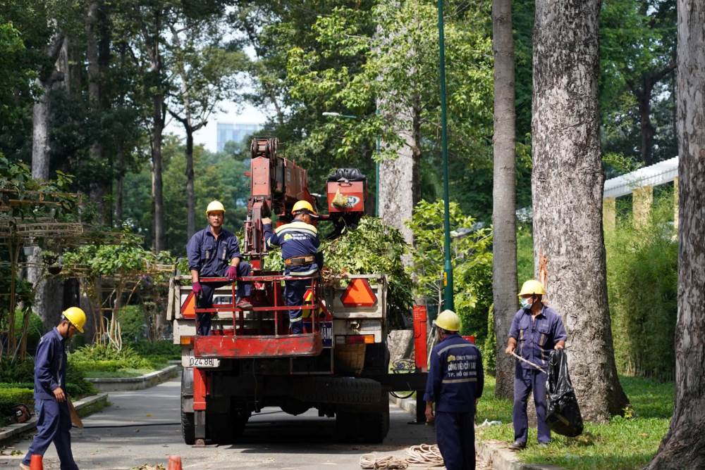 Workers are cleaning up the scene at Tao Đàn Park. Photo: Anh Tú