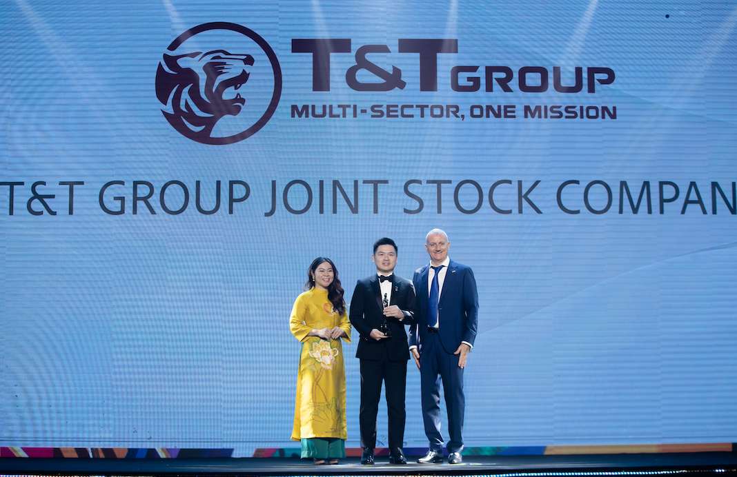 Ông Đỗ Vinh Quang, Phó Chủ tịch HĐQT Tập đoàn T&T Group đại diện doanh nghiệp nhận giải Nơi làm việc tốt nhất Châu Á 2024.