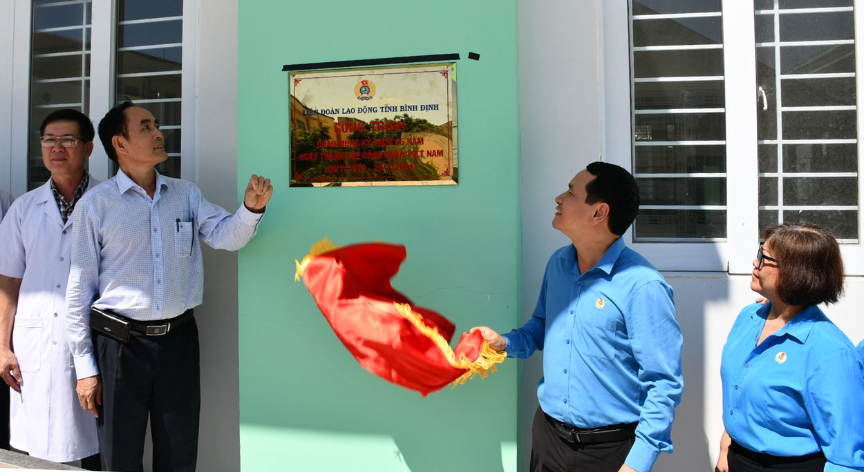 Installation of the Disease Control Department sign, Tuy Phước District General Hospital. Photo: Xuân Nhàn.