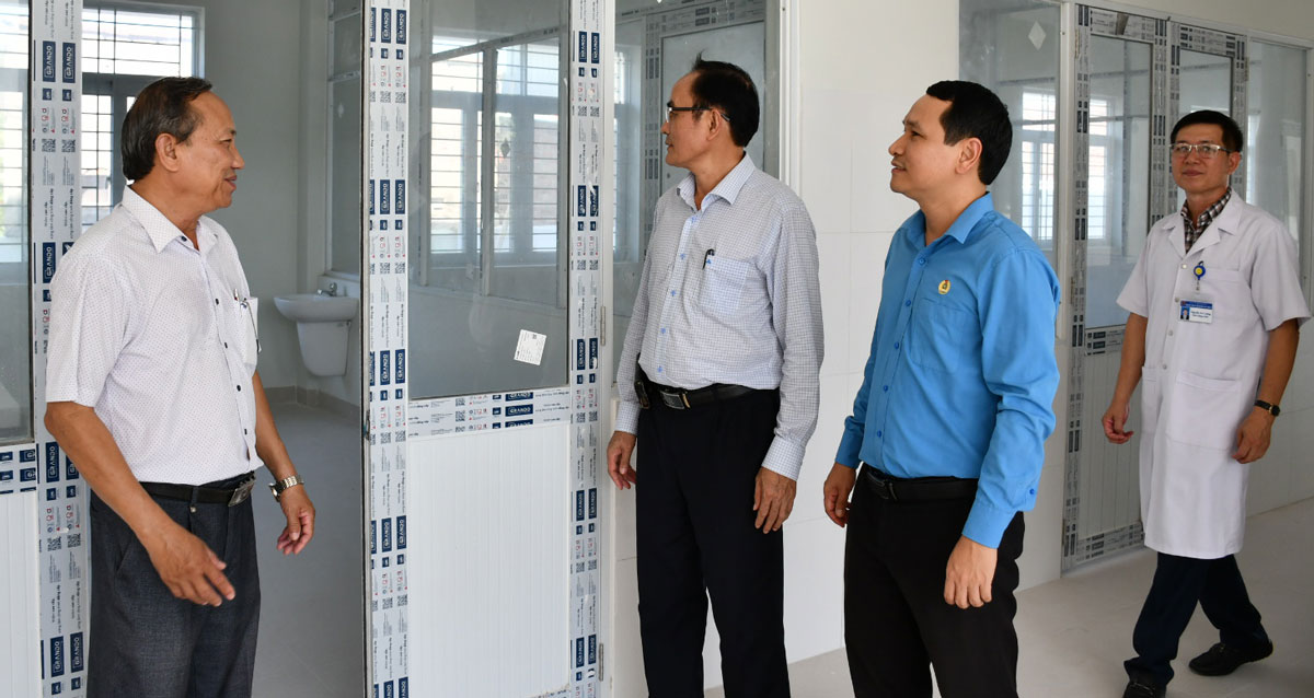 Visiting the project that has exceeded the schedule by more than 200 days. Photo: Xuân Nhàn.