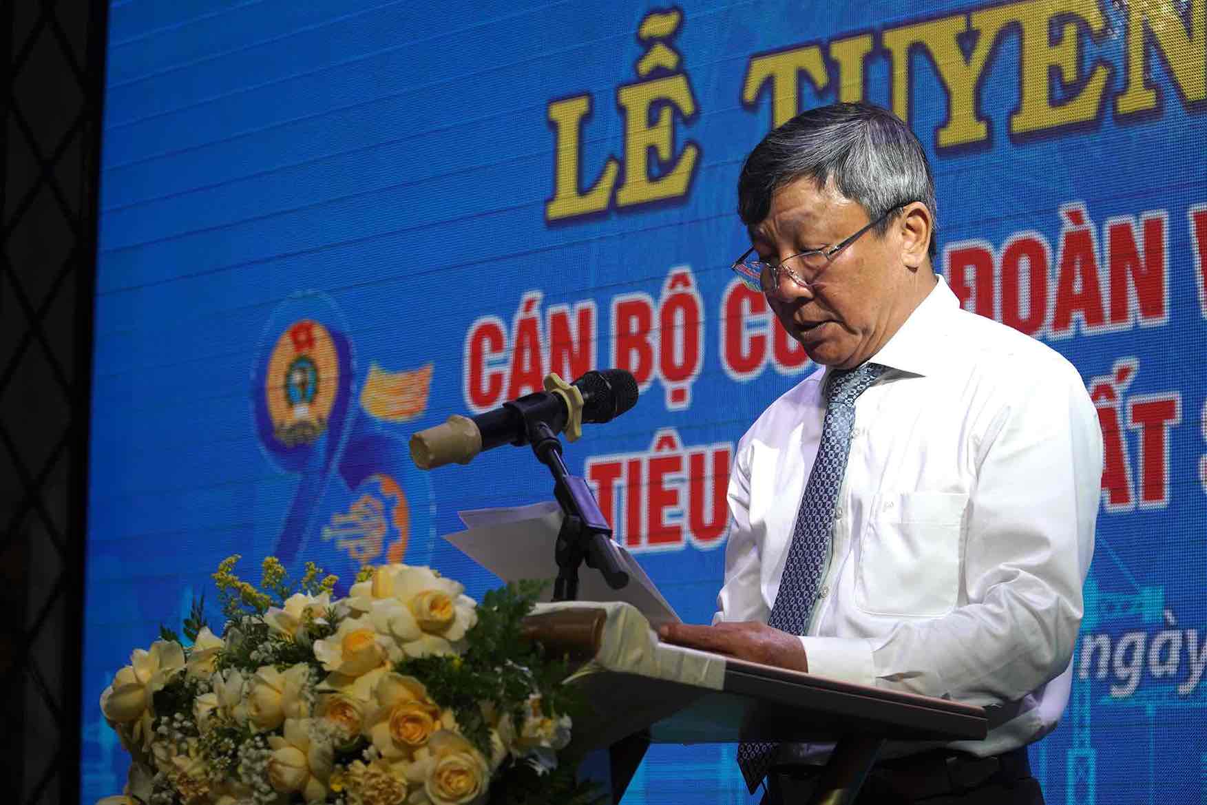 Permanent Deputy Secretary of the Dong Nai Provincial Party Committee Ho Thanh Son delivers a speech at the award ceremony. Photo: HAC