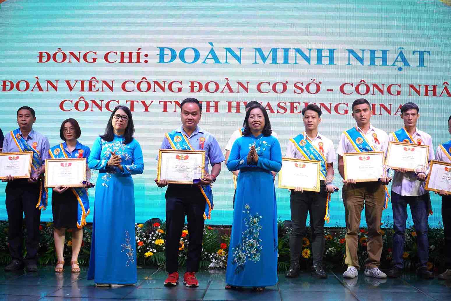 Permanent Deputy Chairwoman of the Vietnam General Confederation of Labor Thai Thu Xuan and Chairman of the Dong Nai Provincial Labor Union Nguyen Thi Nhu Y - awarding outstanding labor union cadres and workers. 