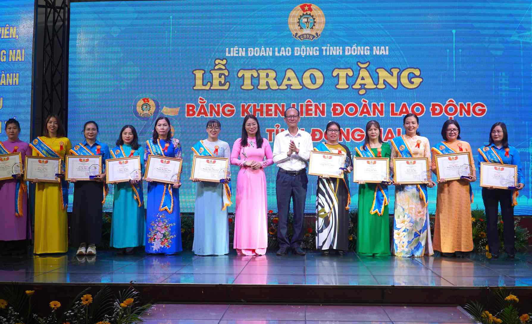 Permanent Deputy Secretary of the Dong Nai Provincial Labor Union Bui Thi Nhan and Deputy Director of the Dong Nai Provincial Department of Labor, Invalids and Social Affairs Nong Van Dung awarding individuals. Photo: HAC